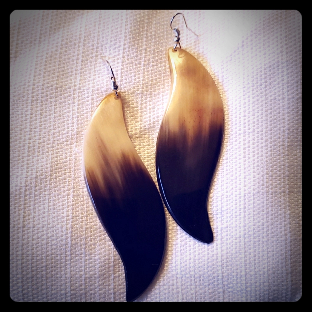 Pair of leaf like cow horn earrings